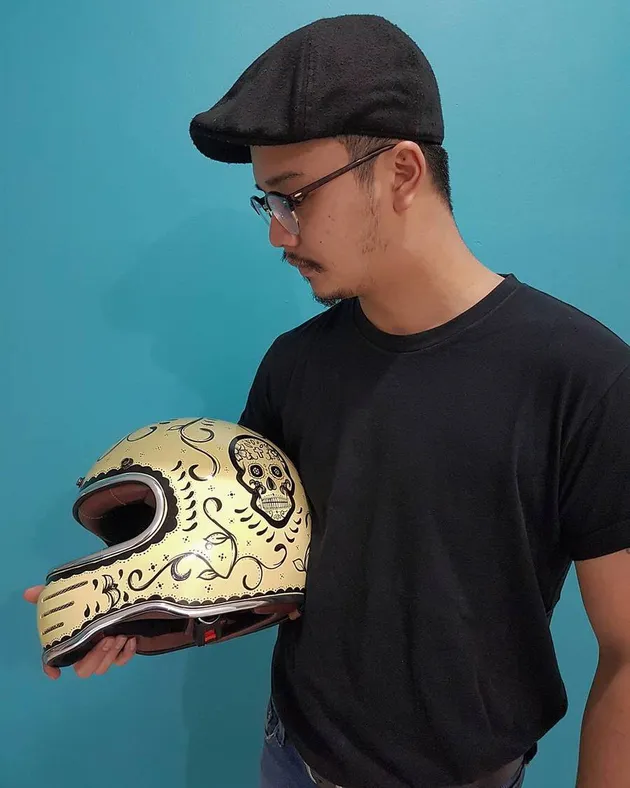Di luar rutinitasnya sebagai seorang artis, siapa sangka kalau Derby Romero memiliki ketertarikan dan hobi dengan custom bike.