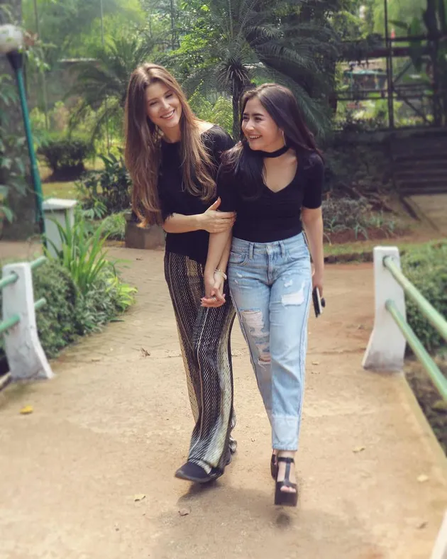 Kedatangan Amanda ke Indonesia tentu cukup membuat banyak orang terkejut karena terkesan tiba-tiba. Selama di sini, Ia ditemani oleh Prilly.