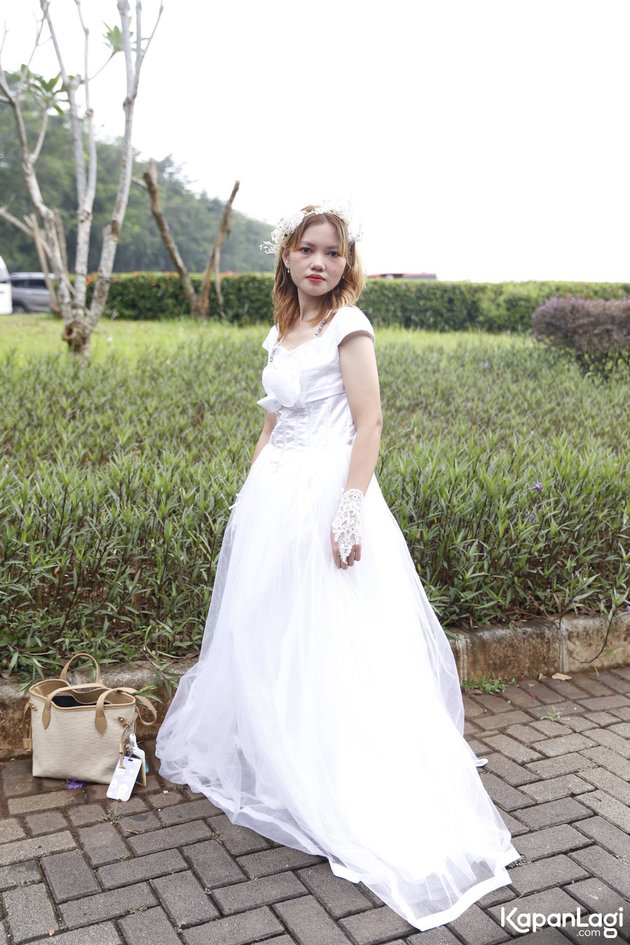 Unique and Exciting Portraits of ARMY Before Suga BTS's Concert in ICE BSD, Someone Wore a Wedding Dress!