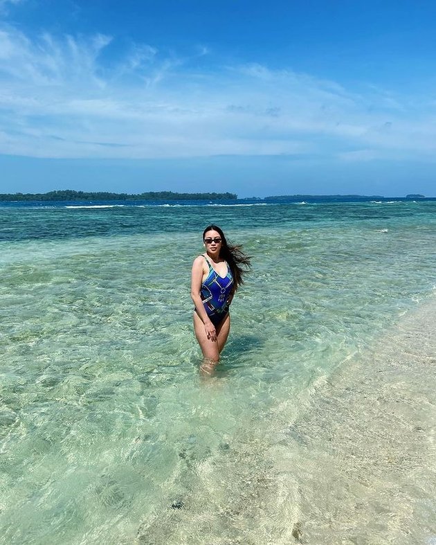 Portrait of Kezia Toemion, Mayangsari's Hot Daughter-in-law in a Bikini on the Beach, Relaxing Vacation with Panji Trihatmodjo's Wife