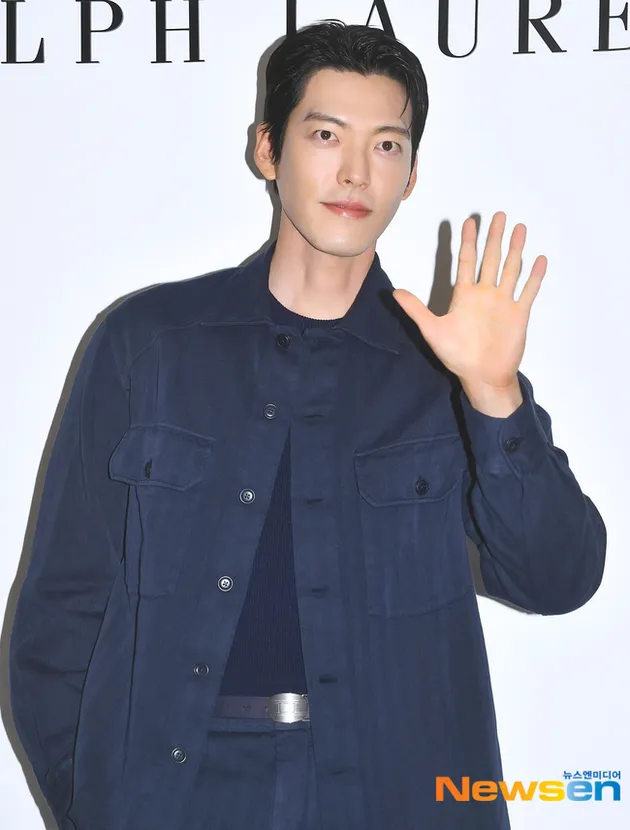 Kim Woo Bin Melambaikan Tangan