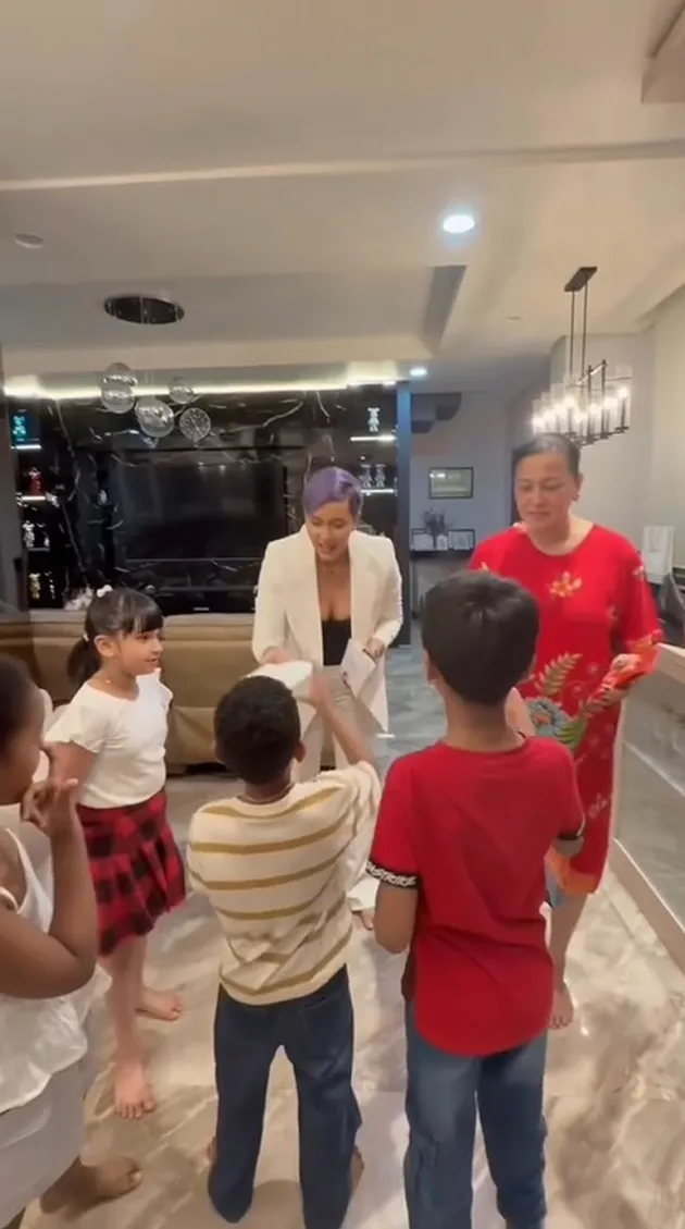Kimmy Jayanti Rayakan Diwali Bersama Ibu dan Anak-Anak