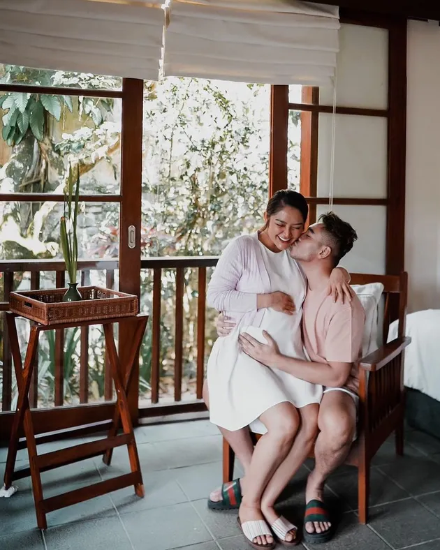 Siti Badriah Hamil sibad