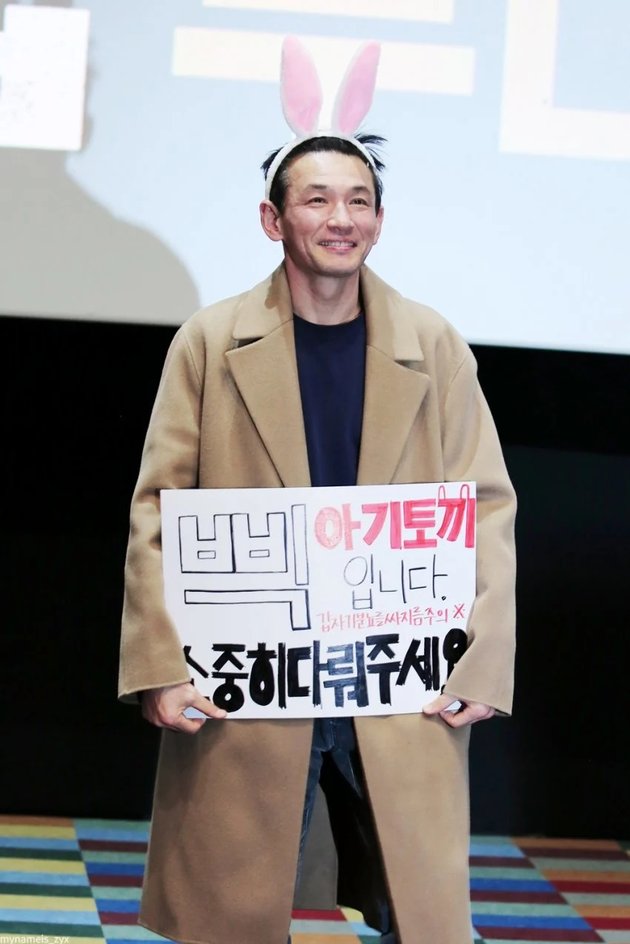 Portrait of Cute Top Korean Actor Wearing Headband During Film Promotion, Park Seo Joon Criticized for Refusing to Wear