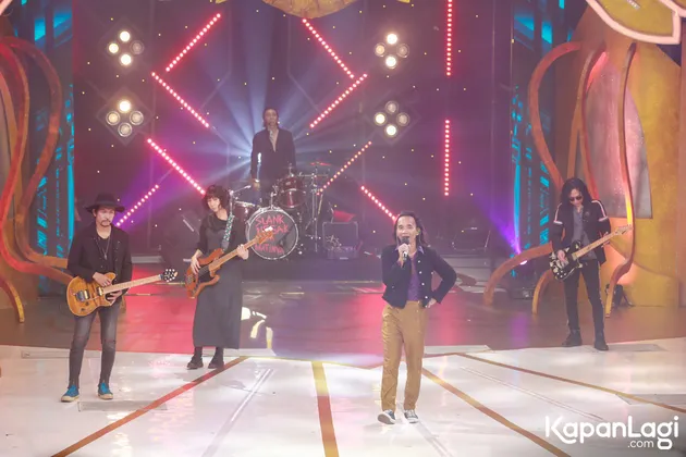 Penampilan dibuka dengan aksi Slank membawakan lagu Mars Slank. Kaka dan para personil lain kompak memakai pakaian serba hitam.