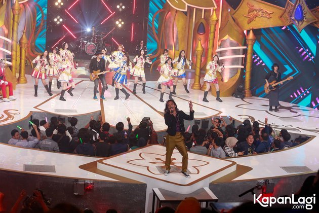 Setelahnya, dari belakang, para member JKT48 tiba-tiba muncul jadi penari latar. Para penonton pun makin bersorak.