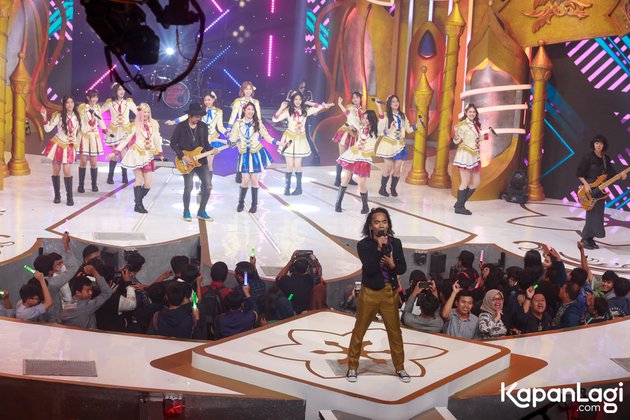 Tak berselang lama, mereka menyanyikan lagu Mars Slank secara bersamaan.