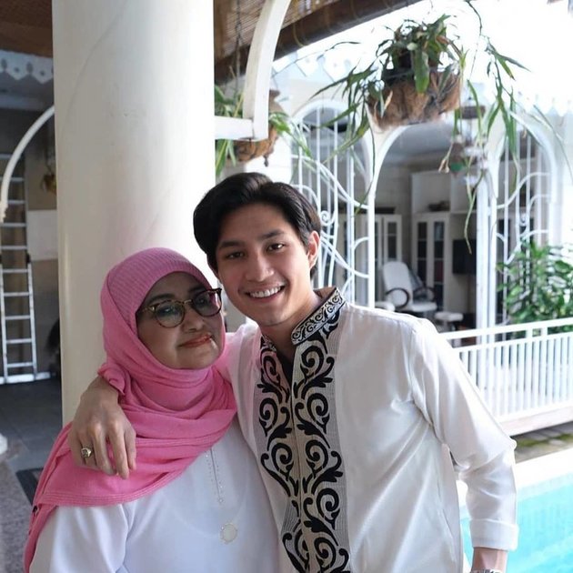 Portrait of Teuku Rassya Compact with His Grandmother - Not Hesitant to Post Intimate Photos Together