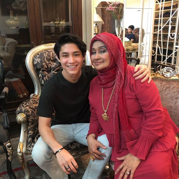 Portrait of Teuku Rassya Compact with His Grandmother - Not Hesitant to Post Intimate Photos Together