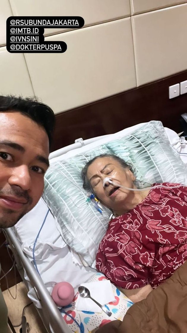 Lewat instagram story-nya, Raffi Ahmad menjenguk neneknya, Mami Popon yang terbaring lemas di rumah sakit. 