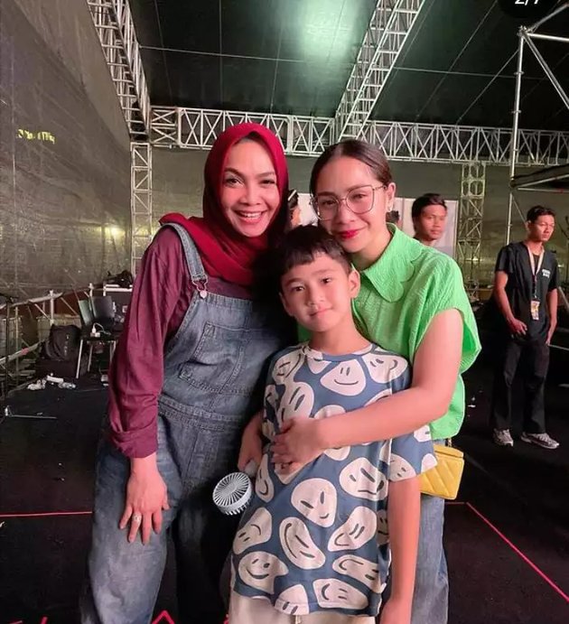 Portrait of Bukan Bintang Biasa (BBB) Concert After a Few Years of Hiatus, Chelsea Olivia Doesn't Forget to Bring Her Child on Stage!