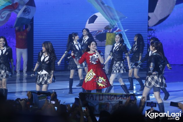 Kehadiran Via Vallen dan JKT48 malam itu ditunggu oleh para penonton dan ternyata mereka kolabs di atas panggung. Penuh semangat, Via bernyanyi bersama JKT48 yang tampil full team.