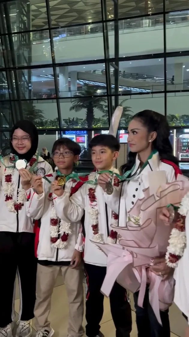 Kris Dayanti pose dengan atlet lain