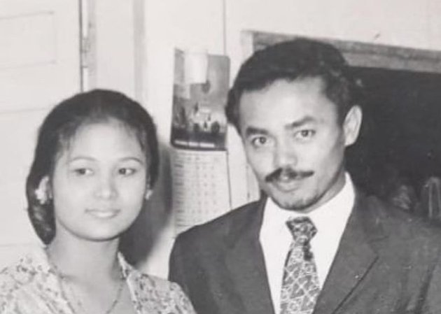 Portrait of Krisdayanti and Yuni Shara Crying Unable to Accompany their Late Father