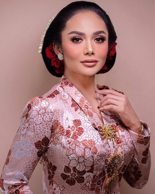 Portrait of Krisdayanti at Aurel Hermansyah's 7-Month Event, Anggun Maintains the Classic Bun