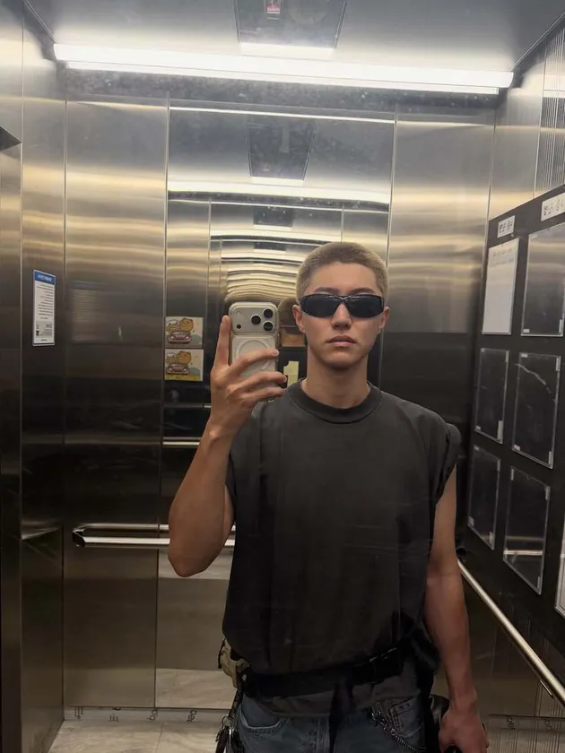 Kwak Dong Yeon Mirror Selfie