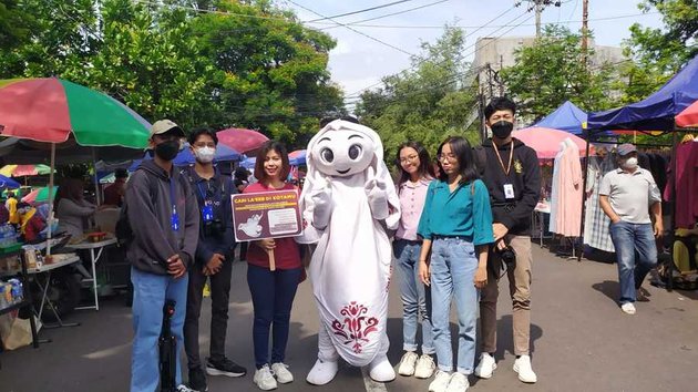 Portrait of La'eeb, the Mascot of the 2022 World Cup, Visiting 11 Cities in Indonesia, Creating Public Excitement to Take Photos Together