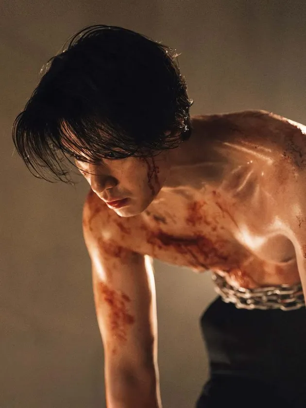 Lee Dong Wook Menunduk