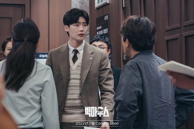 Portrait of Lee Jong Suk as a Lawyer Accused of Being a Criminal in the Drama 'BIG MOUTH', Revealing the Dark Side!