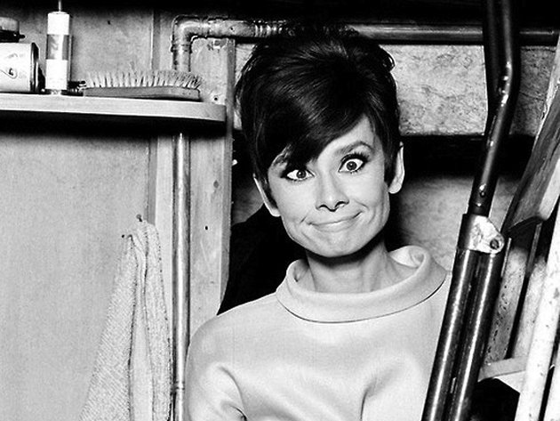 Salah satu mimik wajah Audrey Hepburn ketika beraksi di depan kamera.