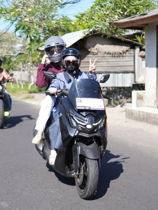 Lesti naik motor