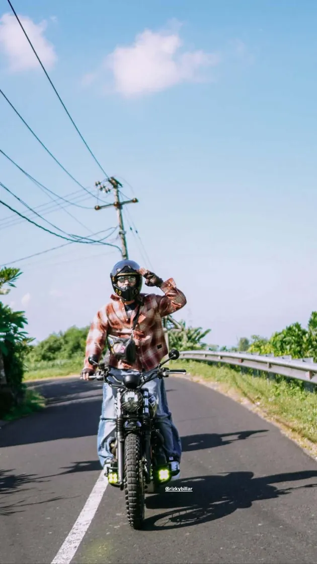 Rizky Billar naik motor trail