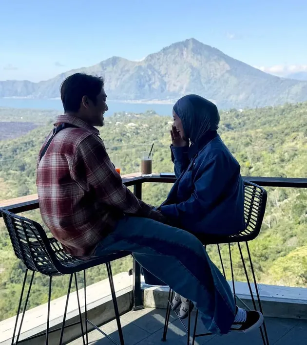 Lesti dan Rizky Billar pose berdua