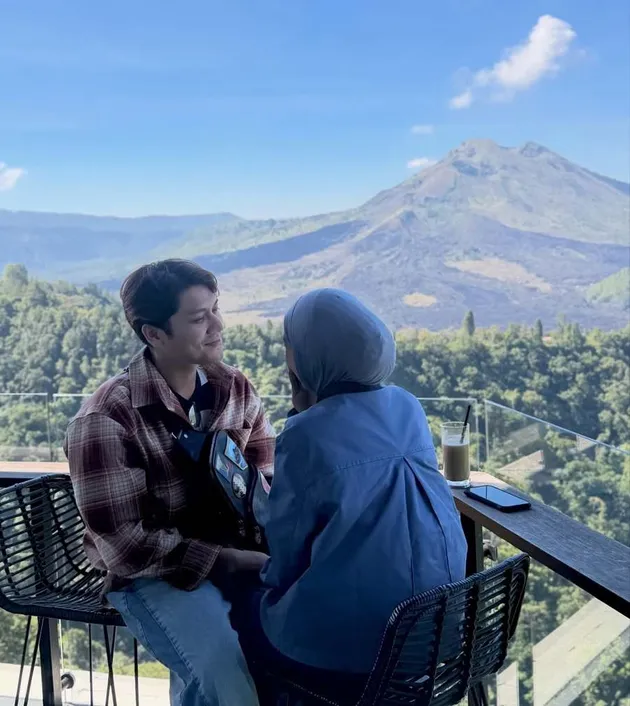 Lesti dan Rizky Billar tampil dengan gaya kasual