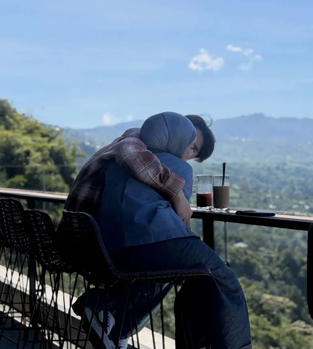 Rizky Billar peluk Lesti