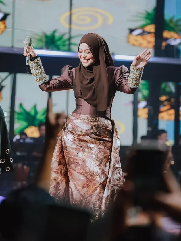 Lesti tampak anggun sekali.