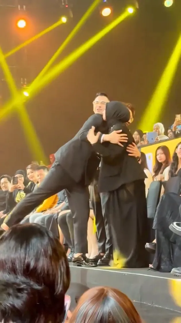 Lesti Kejora dan Rizky Billar berpelukan setelah diumumkan menang