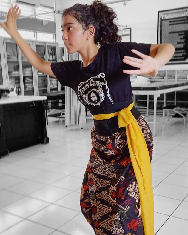 Leticia pun tampak serius berlatih dan mengikuti arahan dari pelatihnya. Ia tampak menari Bali.