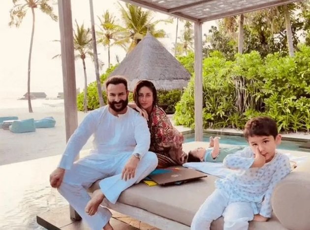 Kareena Kapoor dan Saif Ali Khan terbang ke Maldives bersama Taimur Ali Khan dan Jeh. Mereka menikmati liburan santai di pulau dengan resort mewah.