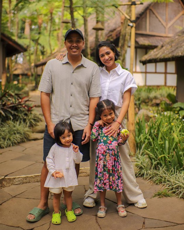 Family Vacation Portraits of Caca Tengker, Enjoying the Rural Atmosphere and Simple Style
