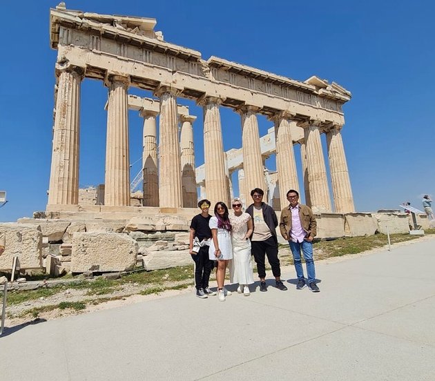 Portrait of Eko Patrio and Viona's Family Vacation, Celebrating Viona's Beautiful Birthday in Greece