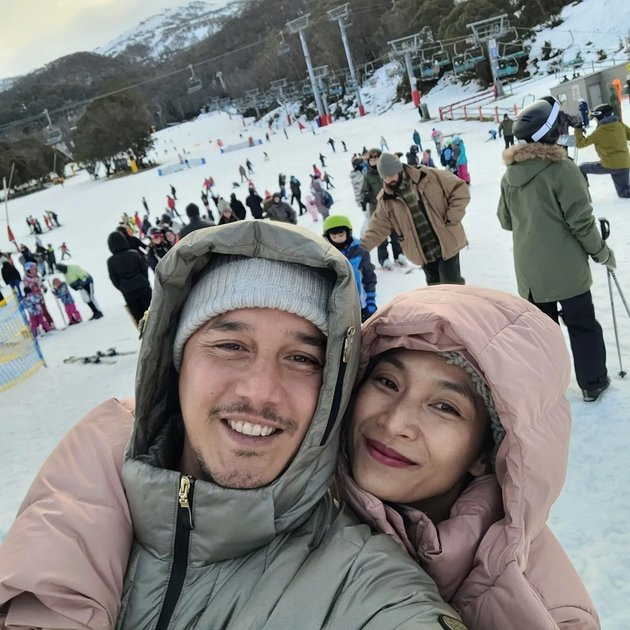 Happy Salma's Family Holiday Portrait in Australia, Visiting Her Husband's Grandmother - Playing in the Snow on the Mountain