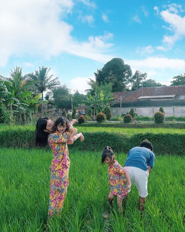 Family Vacation Portraits of Sarwendah and Ruben Onsu in the Countryside Villa, Excitingly Playing in the Rice Field Mud - Harvesting Peanuts!