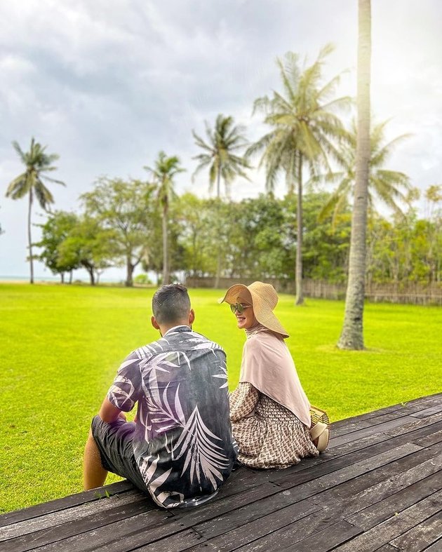 Shireen Sungkar dan Teuku Wisnu menikmati liburan akhir tahun di Pulau Lombok.