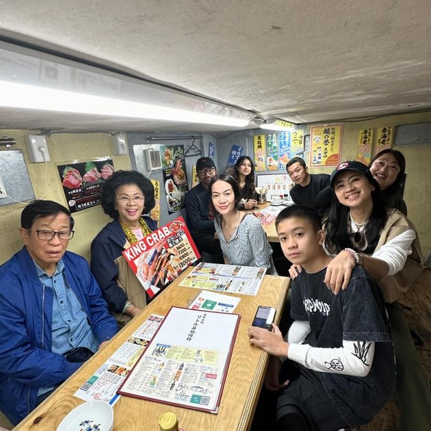 Portrait of Taufik Hidayat's Family Vacation to Japan with In-Laws and Sister-in-Law, Eldest Daughter Becomes the Highlight