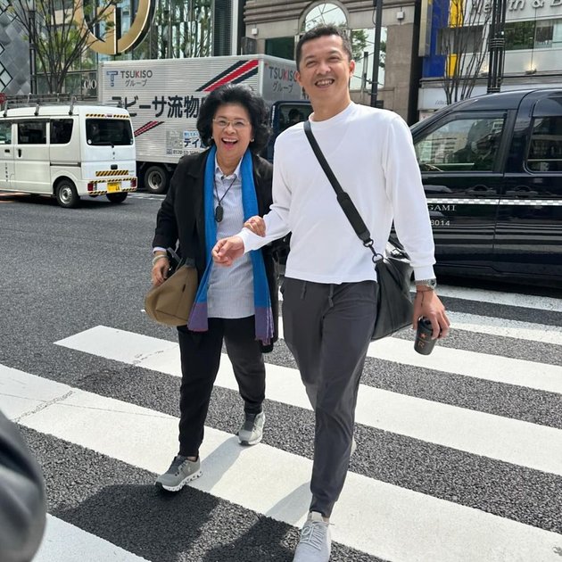 Portrait of Taufik Hidayat's Family Vacation to Japan with In-Laws and Sister-in-Law, Eldest Daughter Becomes the Highlight