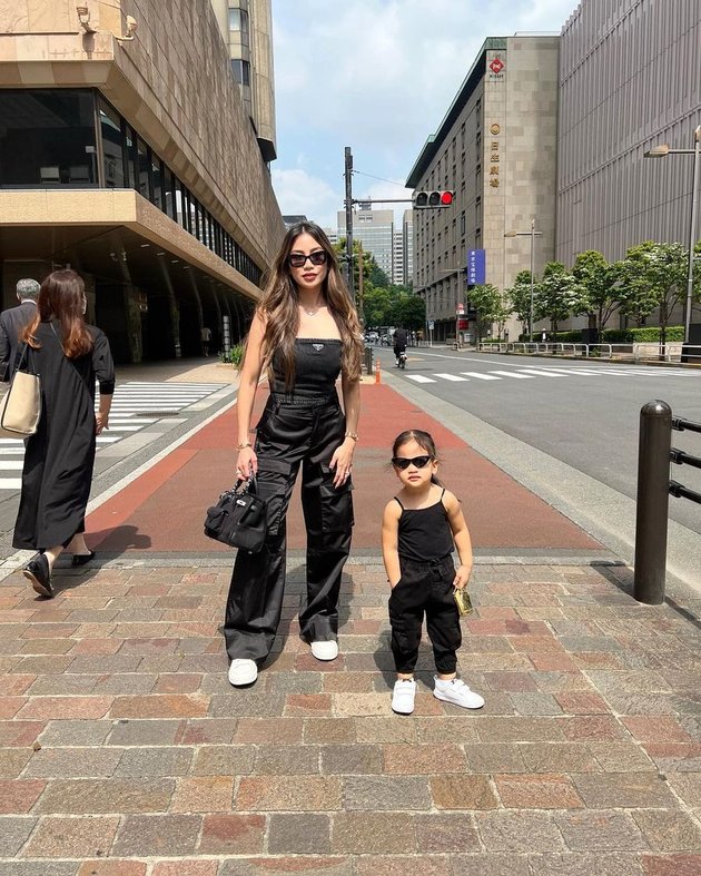 Kezia Toemion and Family's Holiday Portrait in Japan, Simple yet Classy Fashion Steals Attention