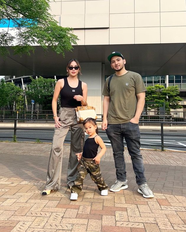 Kezia Toemion and Family's Holiday Portrait in Japan, Simple yet Classy Fashion Steals Attention