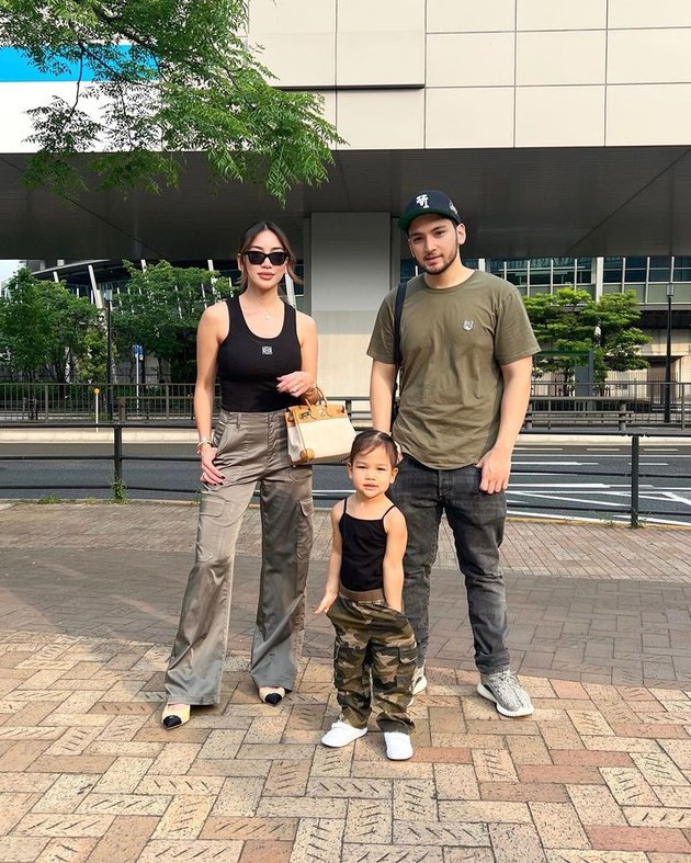 Kezia Toemion and Family's Holiday Portrait in Japan, Simple yet Classy Fashion Steals Attention
