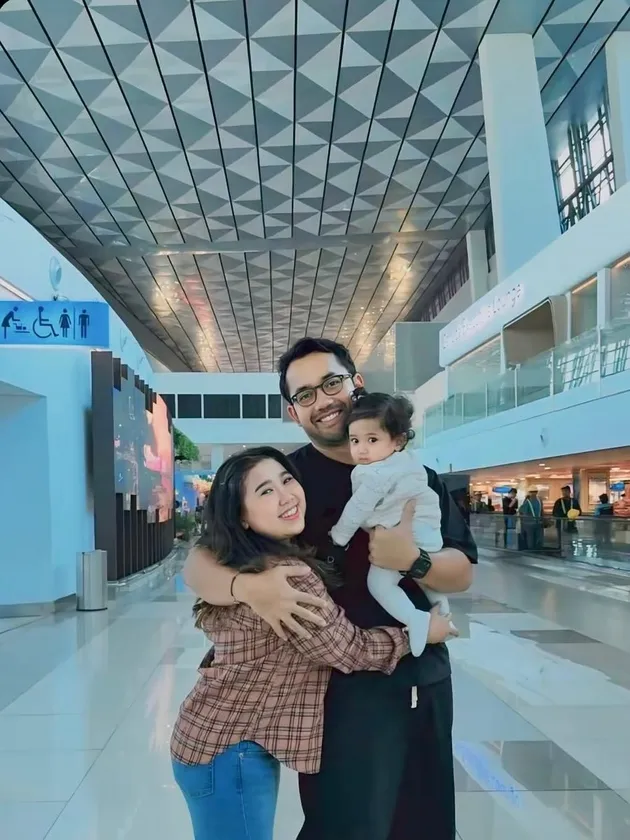 Kiky Saputri bersama keluarga