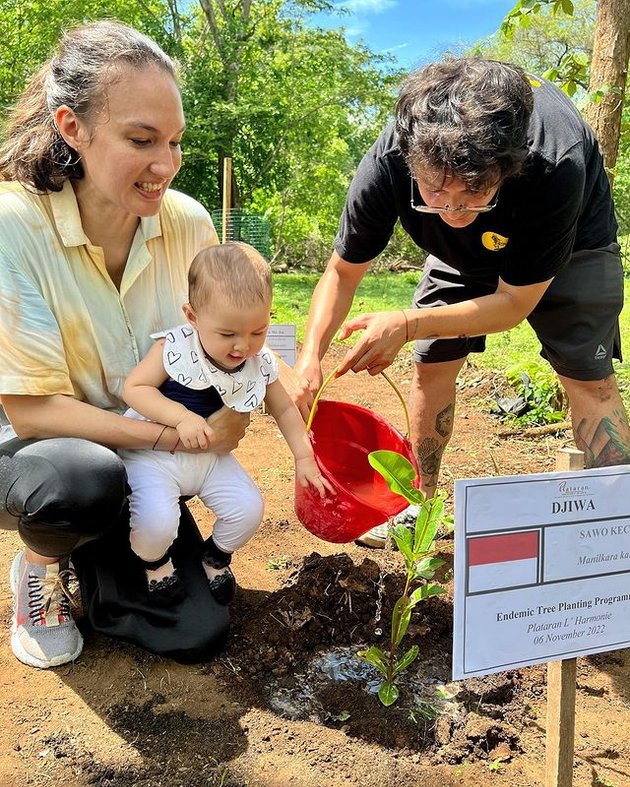 Nadine Chandrawinata and Dimas Anggara's Vacation Photos Inviting Baby Djiwa to Play in Nature, Fun Picnic - Planting Trees