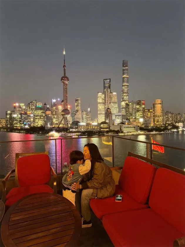 Nikita Willy momong si kecil