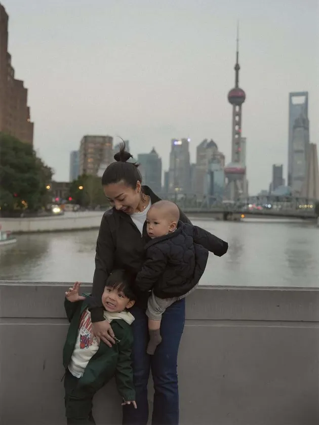 Nikita Willy bersama kedua buah hatinya