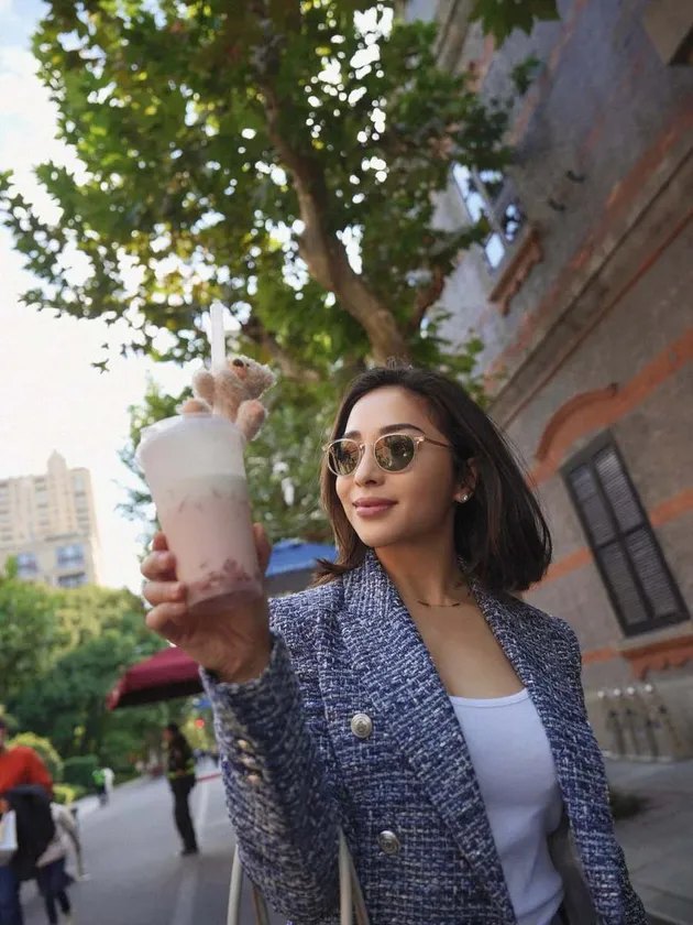 Nikita Willy nikmati rose lychee milk tea