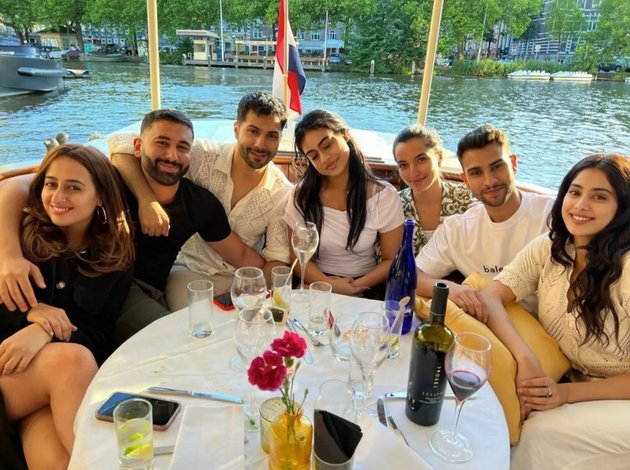 Snapshot of Nysa Devgan and Janhvi Kapoor's Vacation in Amsterdam, Kajol's Daughter Becomes the Talk of Indian Netizens Because of Her Skin Color