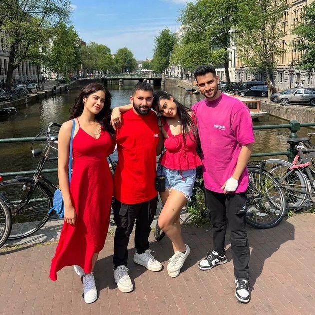 Snapshot of Nysa Devgan and Janhvi Kapoor's Vacation in Amsterdam, Kajol's Daughter Becomes the Talk of Indian Netizens Because of Her Skin Color